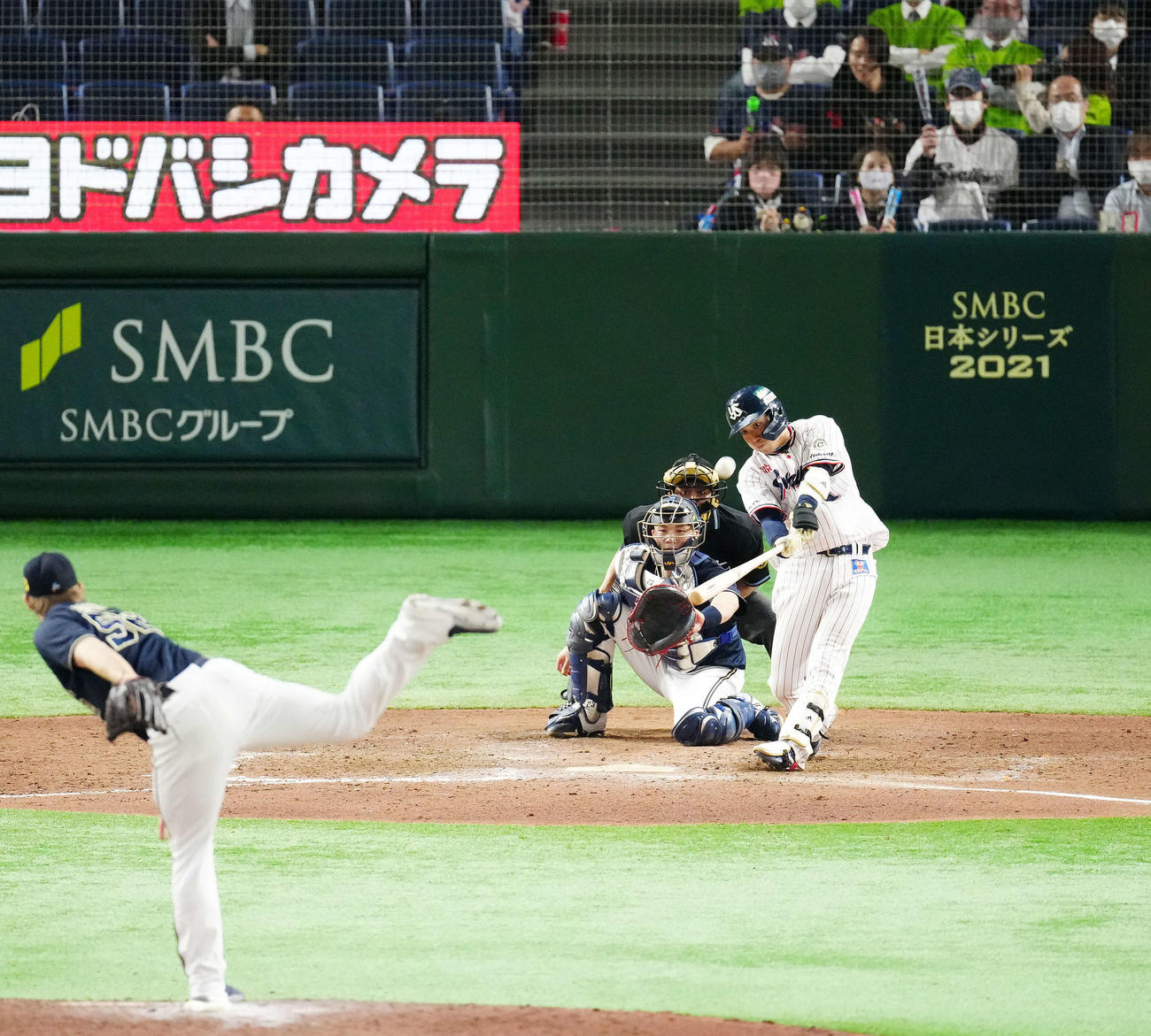 ヤクルト対オリックス　8回裏ヤクルト無死一、二塁、左越え3点本塁打を放つ山田。投手ヒギンス（撮影・江口和貴）