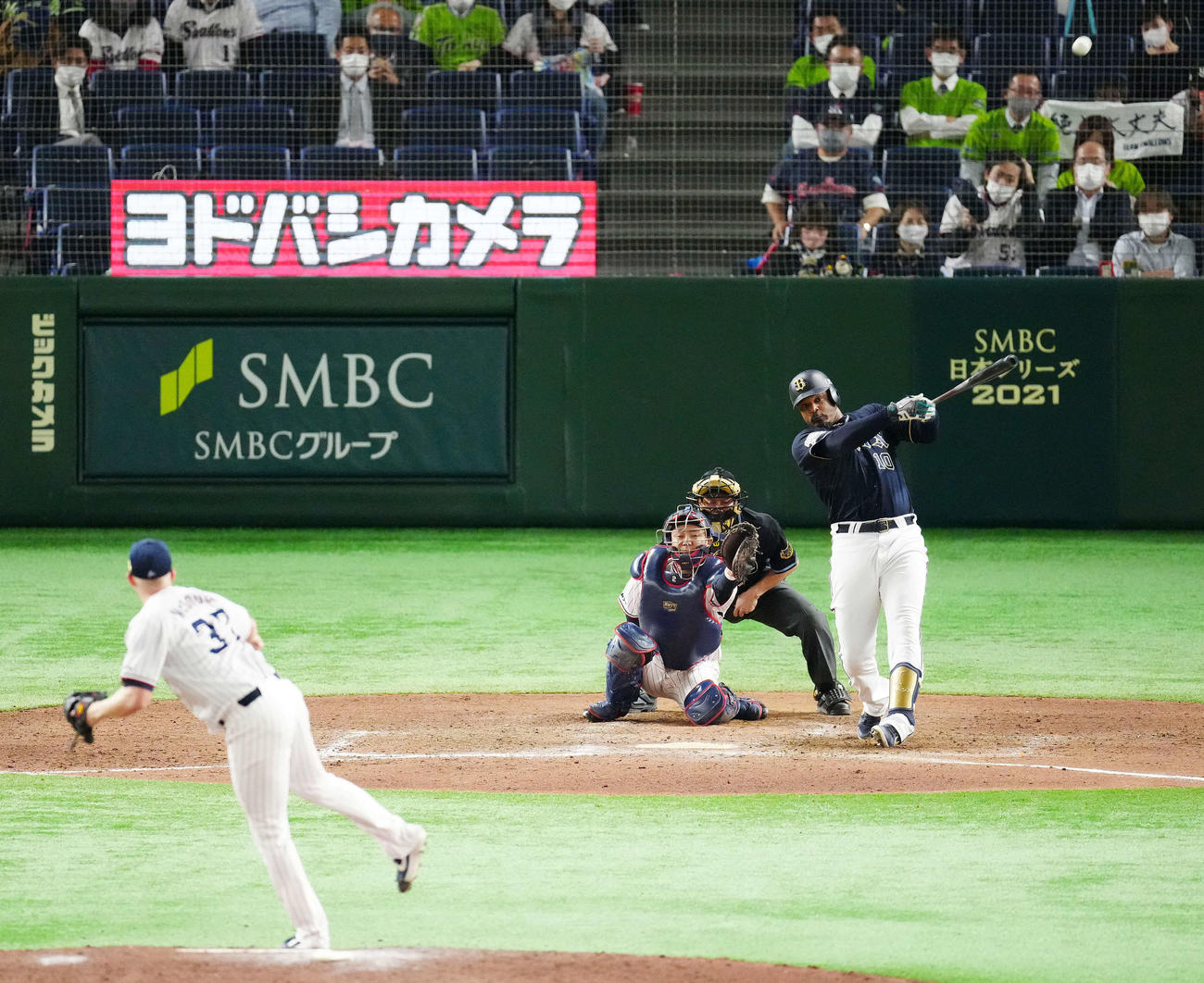 ヤクルト対オリックス　9回表オリックス無死、左越えに勝ち越しソロ本塁打を放つ代打ジョーンズ。投手マクガフ（撮影・江口和貴）