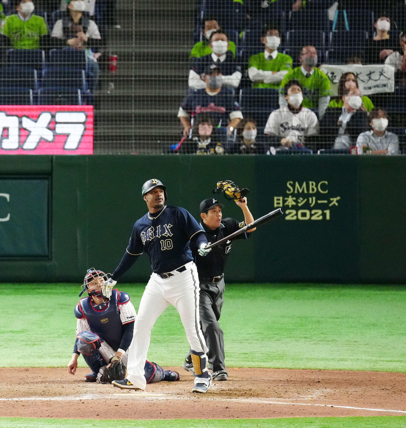 ヤクルト対オリックス　9回表オリックス無死、左越えに勝ち越しソロ本塁打を放つ代打ジョーンズ（撮影・江口和貴）