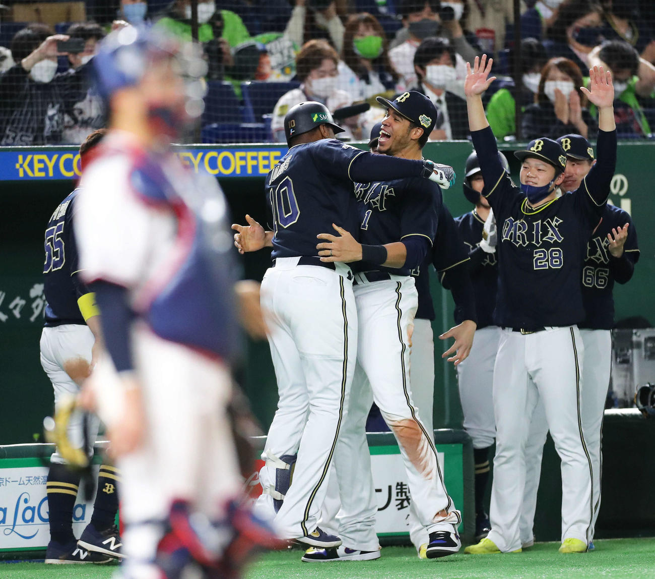 ヤクルト対オリックス　9回表オリックス無死、左越えソロ本塁打を放った代打ジョーンズ（中央左）はモヤら選手に迎えられる。捕手中村（撮影・河田真司）