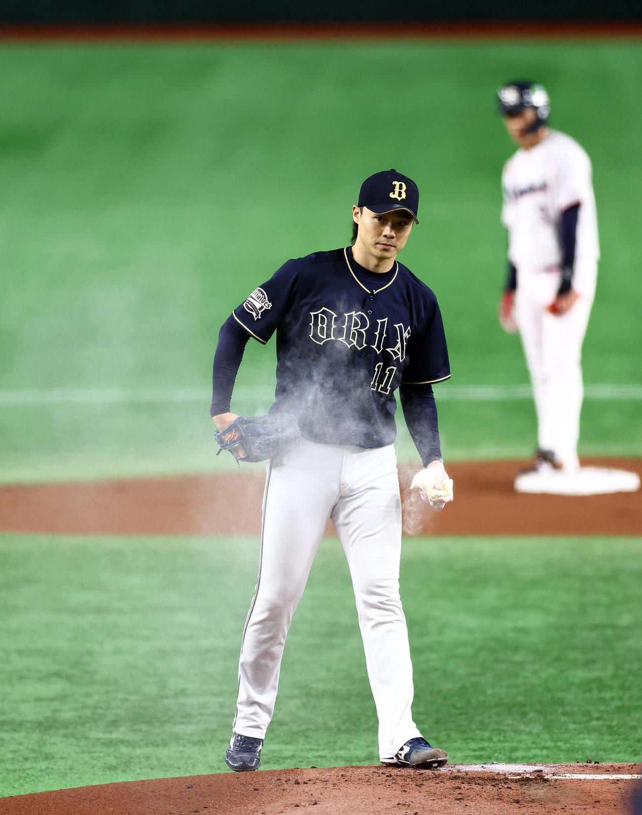 ヤクルト対オリックス　1回裏オリックス2死二塁、打席に村上を迎えロジンをたっぷりつける山崎福（撮影・垰建太）