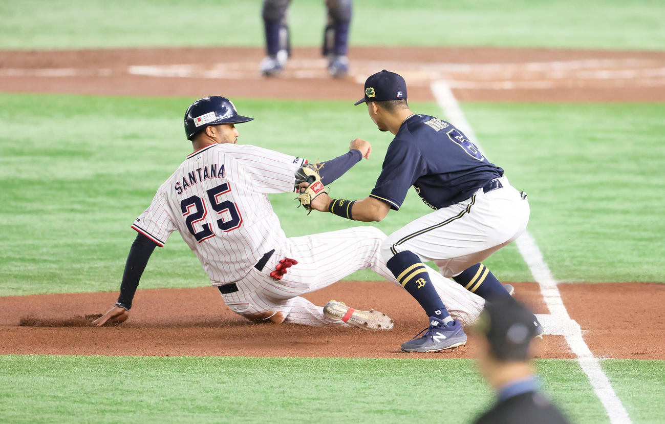 ヤクルト対オリックス　2回裏ヤクルト無死一塁、中村の左前打で三塁に進塁する一塁走者サンタナ（左）（撮影・足立雅史）