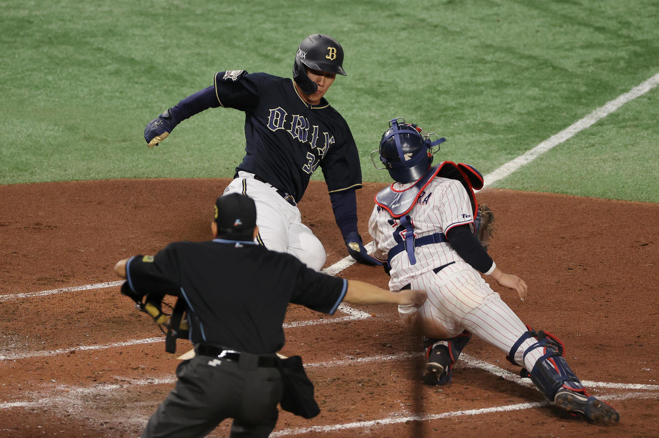 ヤクルト対オリックス　4回表オリックス2死二塁、杉本の中前適時打で二塁から一気に生還する吉田正（撮影・前田充）
