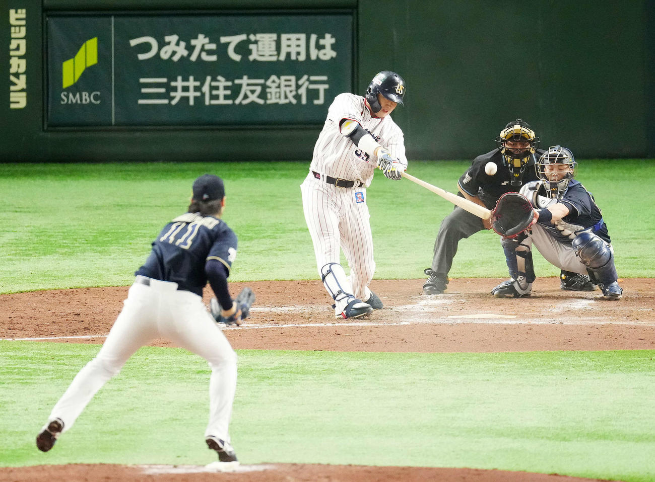 ヤクルト対オリックス　4回裏ヤクルト無死、左中間に勝ち越しソロ本塁打を放つ村上。投手山崎福（撮影・江口和貴）
