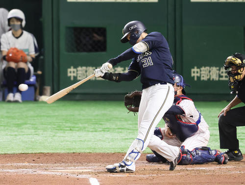 ヤクルト対オリックス　7回表オリックス1死二塁、太田は適時三塁打を放つ（撮影・足立雅史）