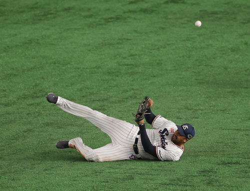 ヤクルト対オリックス　7回表オリックス1死三塁、代打モヤの飛球に右翼手サンタナが前進し滑り込むも届かず適時打となる（撮影・前田充）