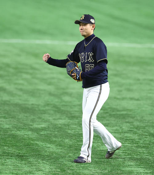 ヤクルト対オリックス　6回裏ヤクルト2死一、三塁、中村を右飛に仕留めガッツポーズする吉田凌（撮影・垰建太）