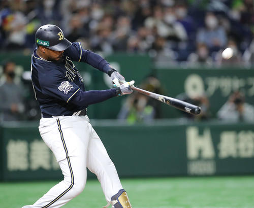 ヤクルト対オリックス　9回表オリックス無死、左越え勝ち越しソロ本塁打を放つジョーンズ（撮影・河田真司）