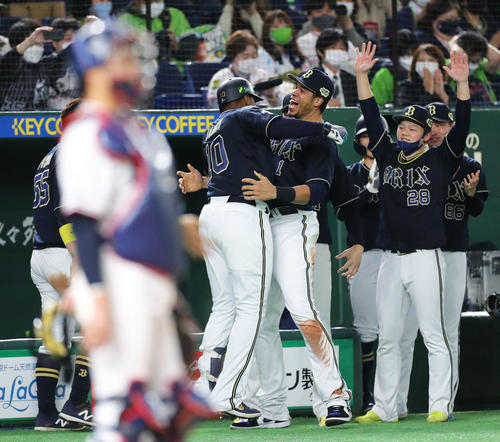 ヤクルト対オリックス　9回表オリックス無死、左越えソロ本塁打を放った代打ジョーンズ（中央左）はモヤら選手に迎えられる。捕手中村（撮影・河田真司）