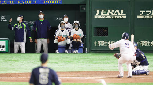 ヤクルト対オリックス　9回裏ヤクルト1死一塁、塩見が見逃し三振に倒れ、渋い顔を見せる高津監督（左端）（撮影・足立雅史）
