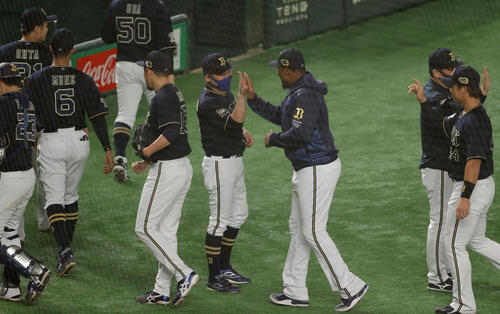ヤクルト対オリックス　ヤクルトに勝利し、ジョーンズ（中央右）らをタッチで出迎える中嶋監督（同左）（撮影・前田充）