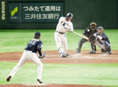 ヤクルト対オリックス　4回裏ヤクルト無死、左中間に勝ち越しソロ本塁打を放つ村上。投手山崎福（撮影・江口和貴）