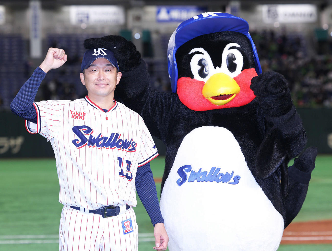 ヤクルト対オリックス　つば九郎とガッツポーズするヤクルト石川（撮影・河田真司）