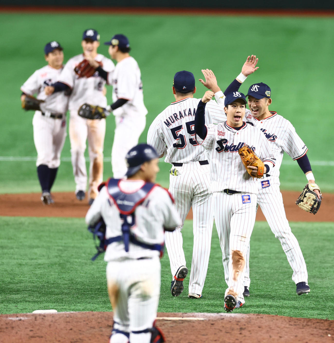 ヤクルト対オリックス　オリックスに連勝し喜び合うヤクルトナイン（撮影・垰建太）