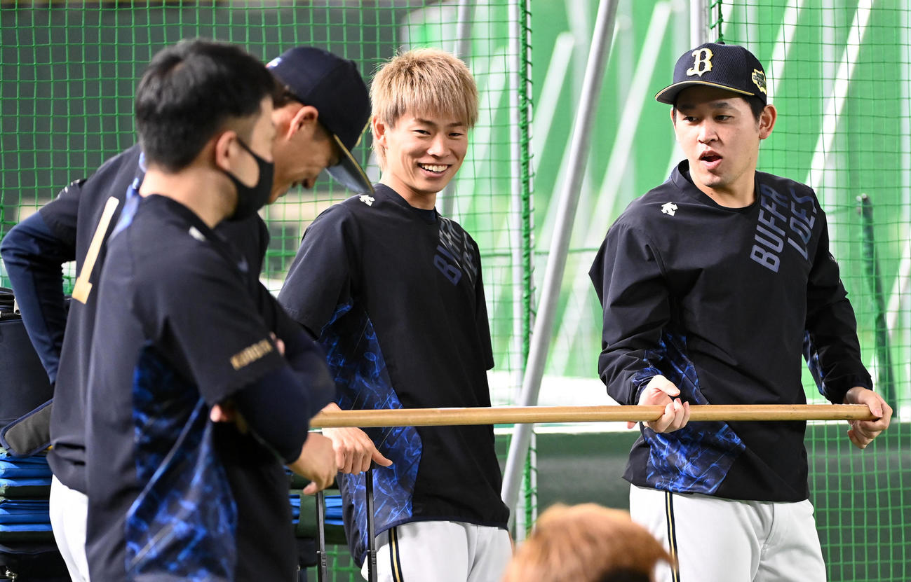 ヤクルト対オリックス　宮城（右）は山本（左）をツンツン。中央は山岡（撮影・前岡正明）