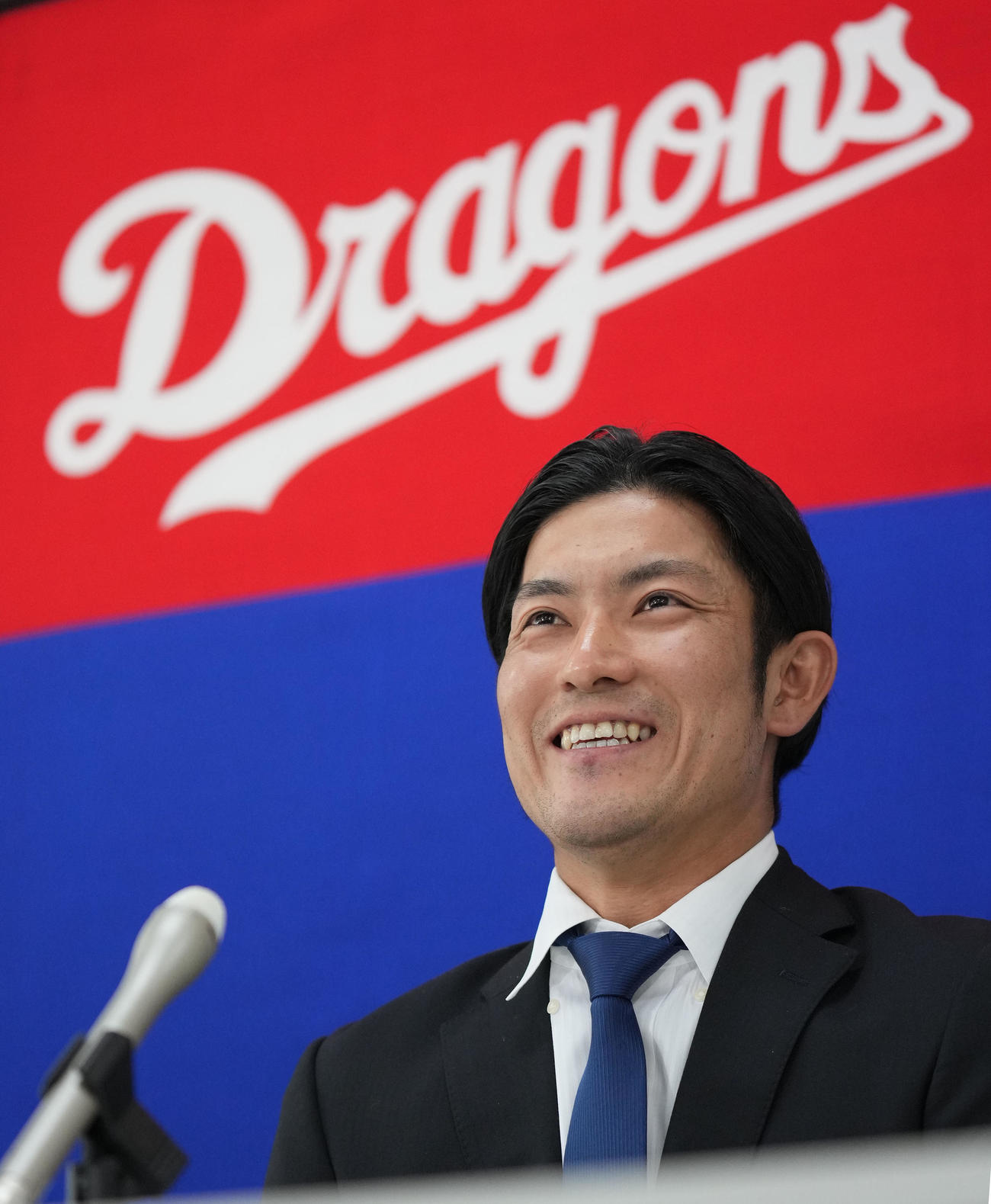中日契約更改　交渉を終え明るい表情で会見する祖父江（撮影・森本幸一）