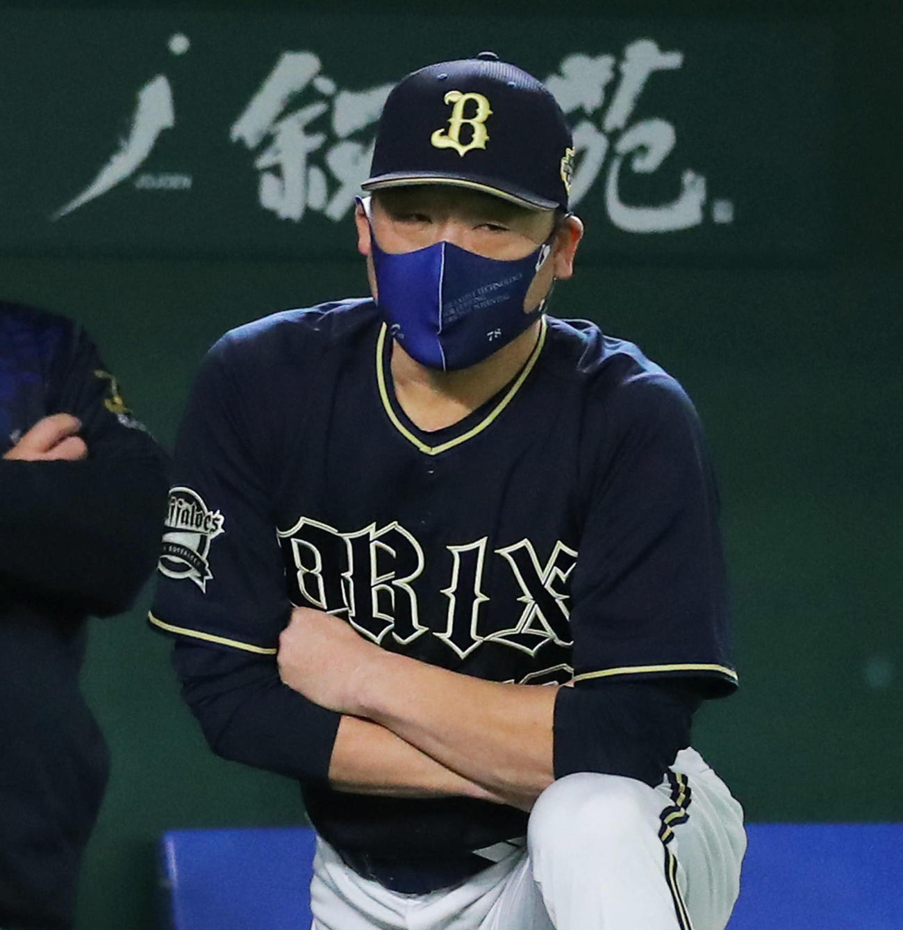 ヤクルト対オリックス　9回表、戦況を見つけるオリックス中嶋監督（2021年11月24日撮影）
