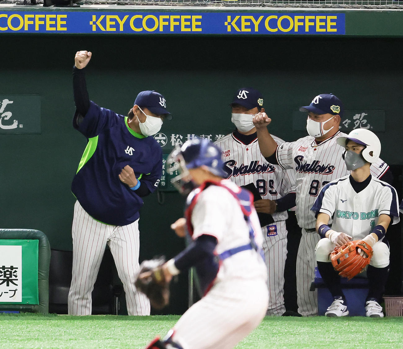 日本シリーズ第３戦、勝利しガッツポーズするヤクルト高津監督（左）（撮影・足立雅史）
