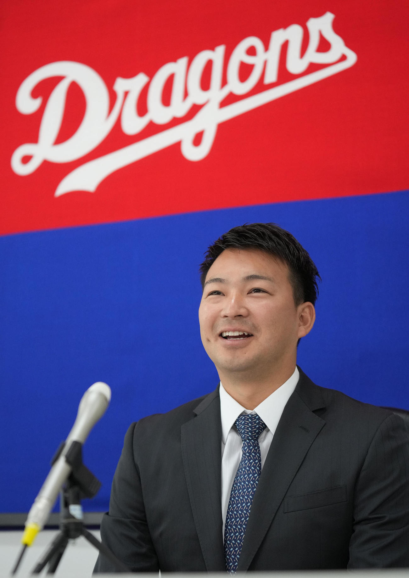 中日契約更改　交渉を終え明るい表情で会見する田島（撮影・森本幸一）