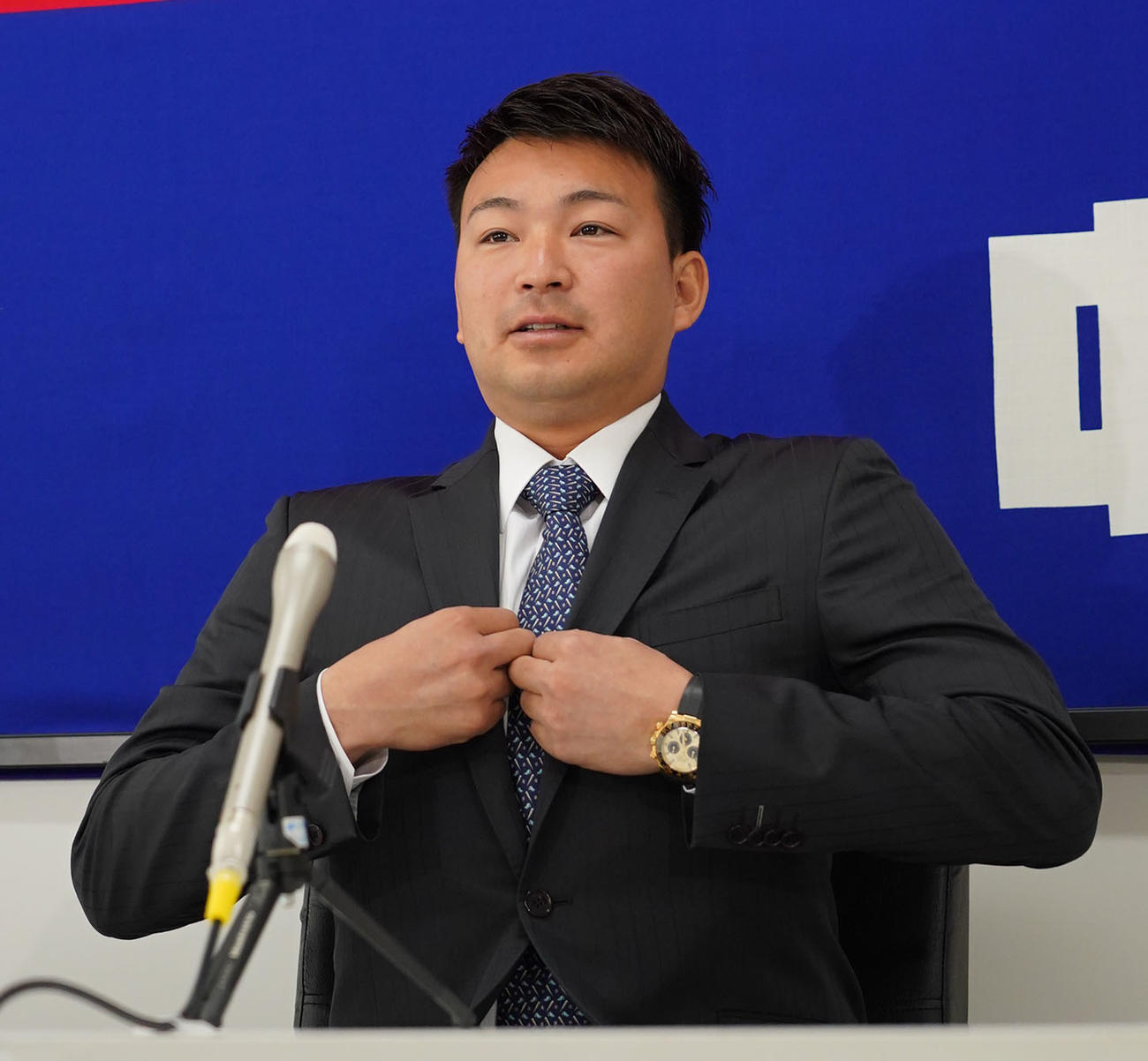 中日契約更改　交渉を終え会見の席に着く田島（撮影・森本幸一）