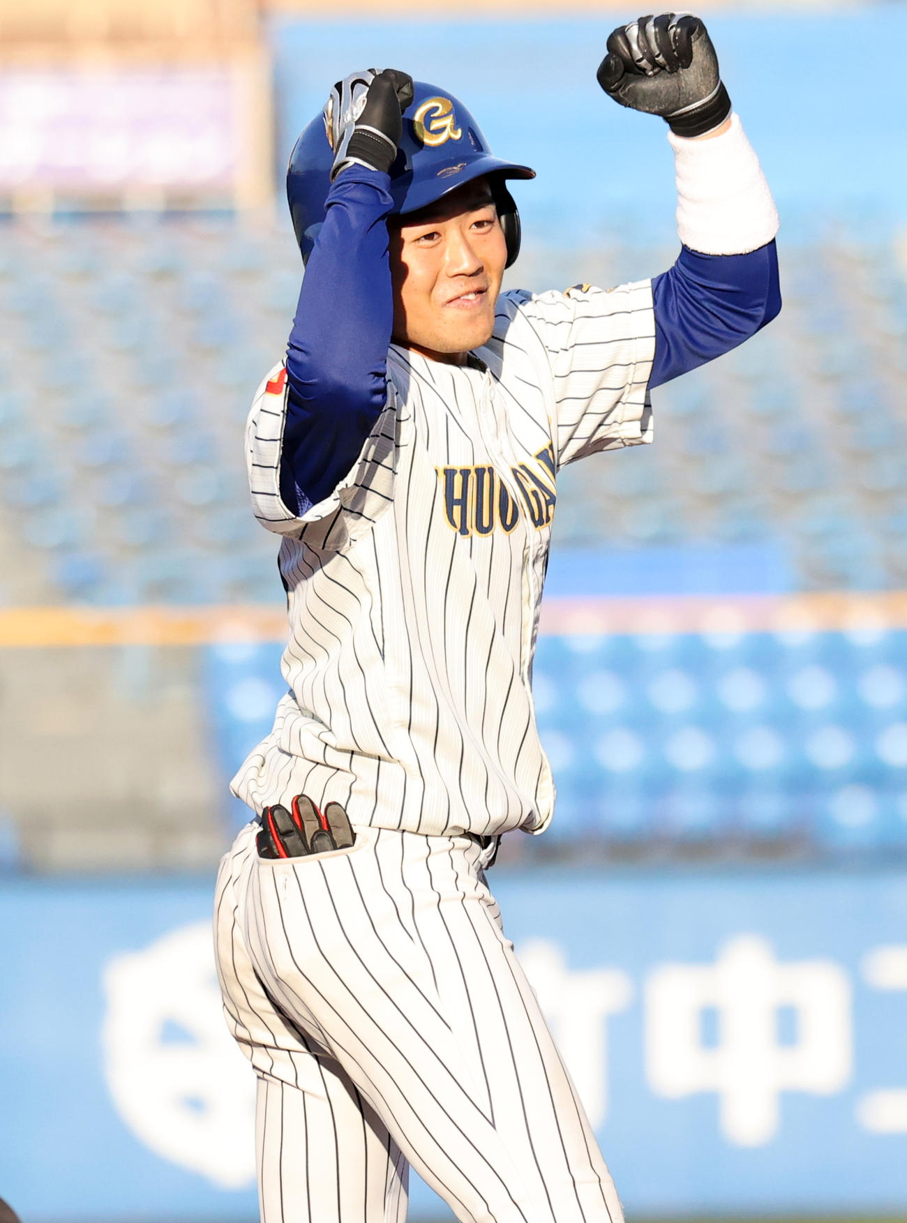 慶大対中央学院大　4回裏中央学院大無死、武田は三塁打を放ちガッツポーズ（撮影・浅見桂子）