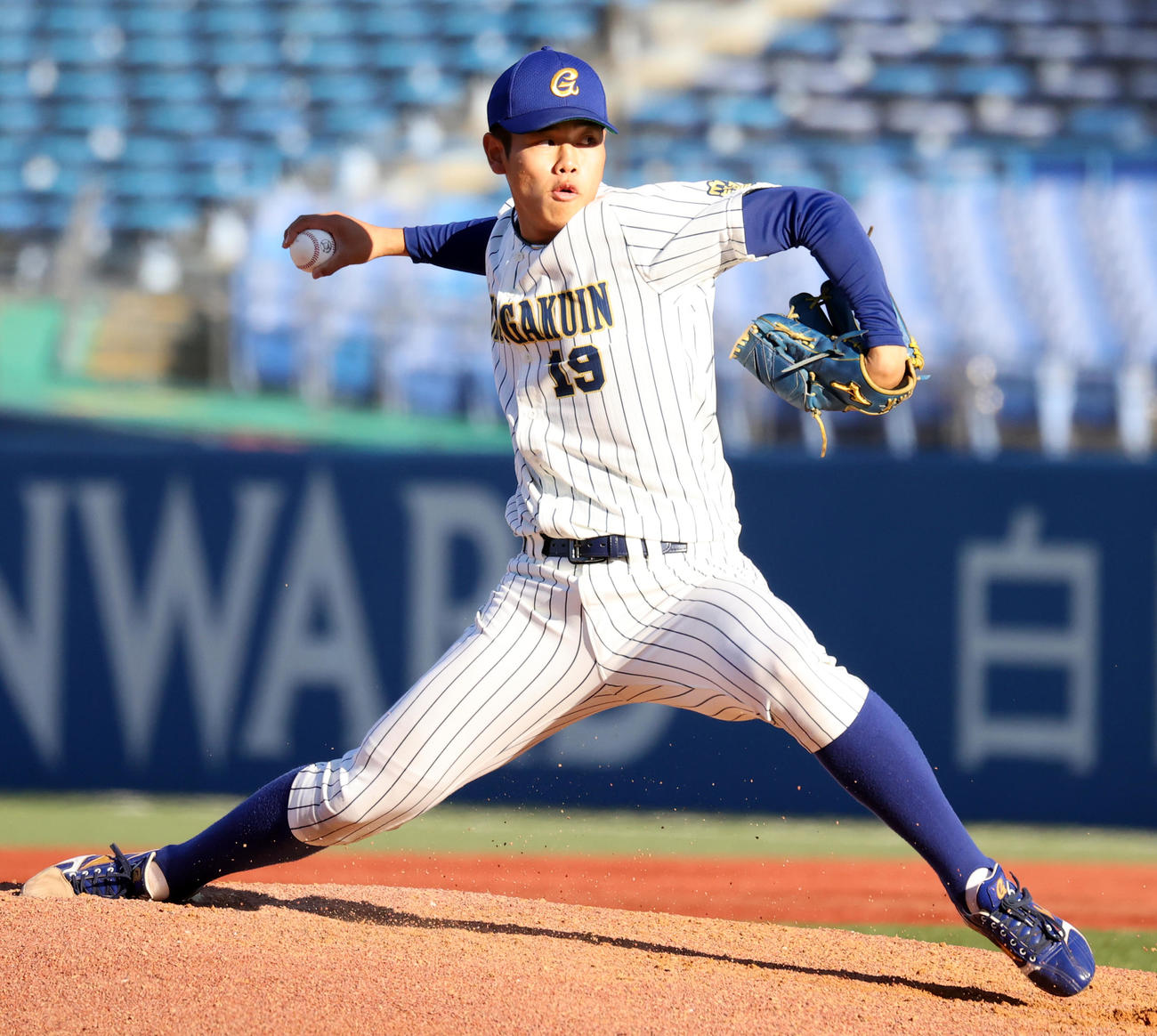 慶大対中央学院大　2回表慶大1死一、二塁の場面で登板した清水（撮影・浅見桂子）
