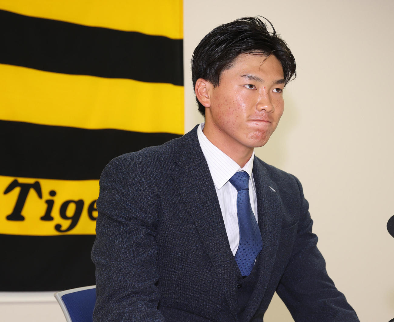 契約更改を終え会見に臨む阪神湯浅（代表撮影）