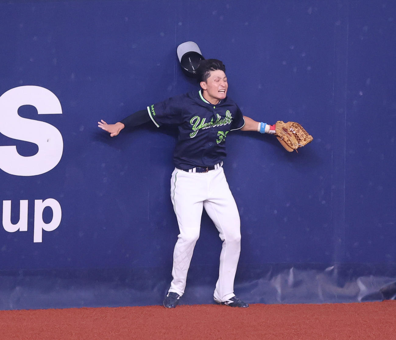 オリックス対ヤクルト　2回裏オリックス2死一、二塁、若月健矢の打球をフェンスにぶつかりながらも好捕する宮本（2021年11月20日撮影）