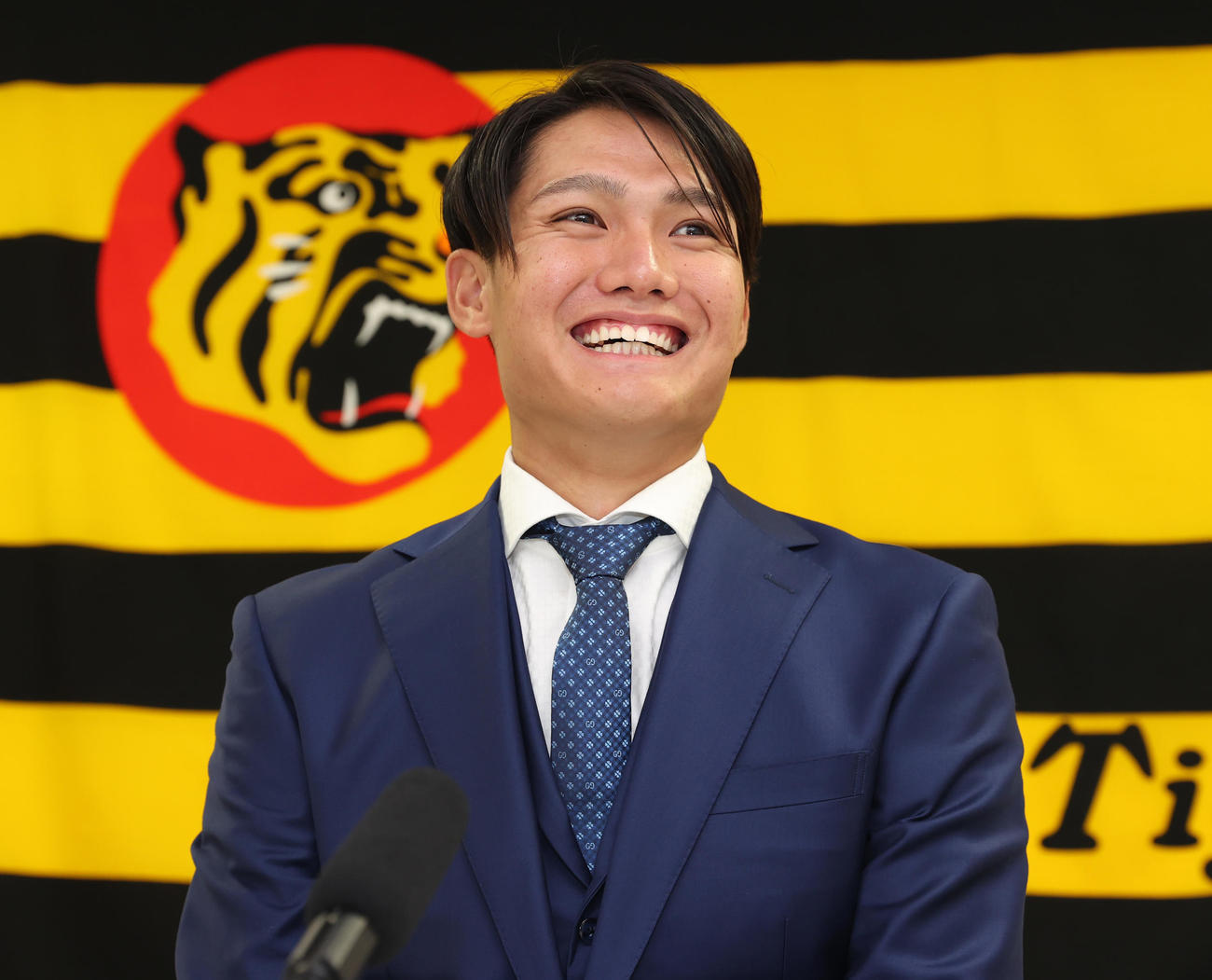 契約更改を終え会見に臨む阪神西純（代表撮影）