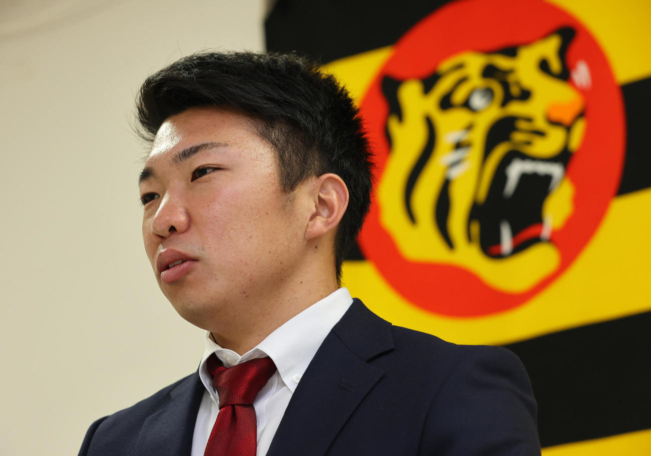 契約更改を終え会見場に入る阪神石井大（代表撮影）