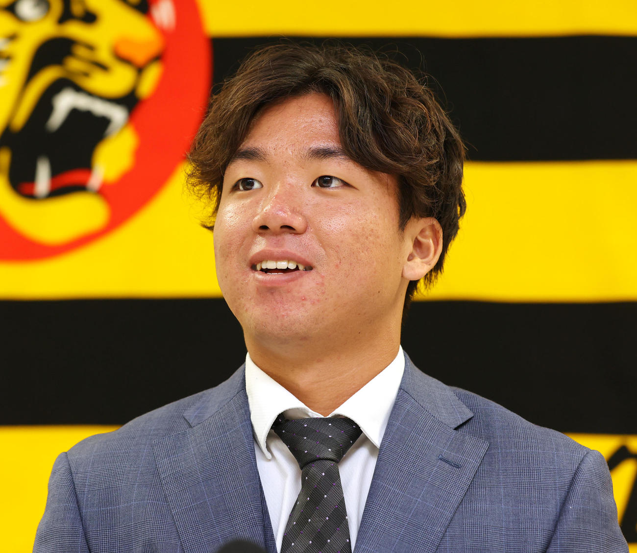 契約更改を終え会見に臨む阪神村上（代表撮影）