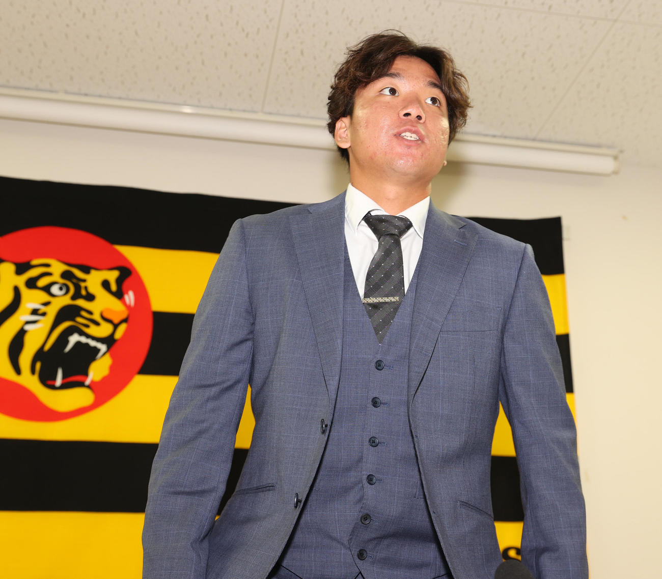 契約更改を終え会見に臨む阪神村上（代表撮影）