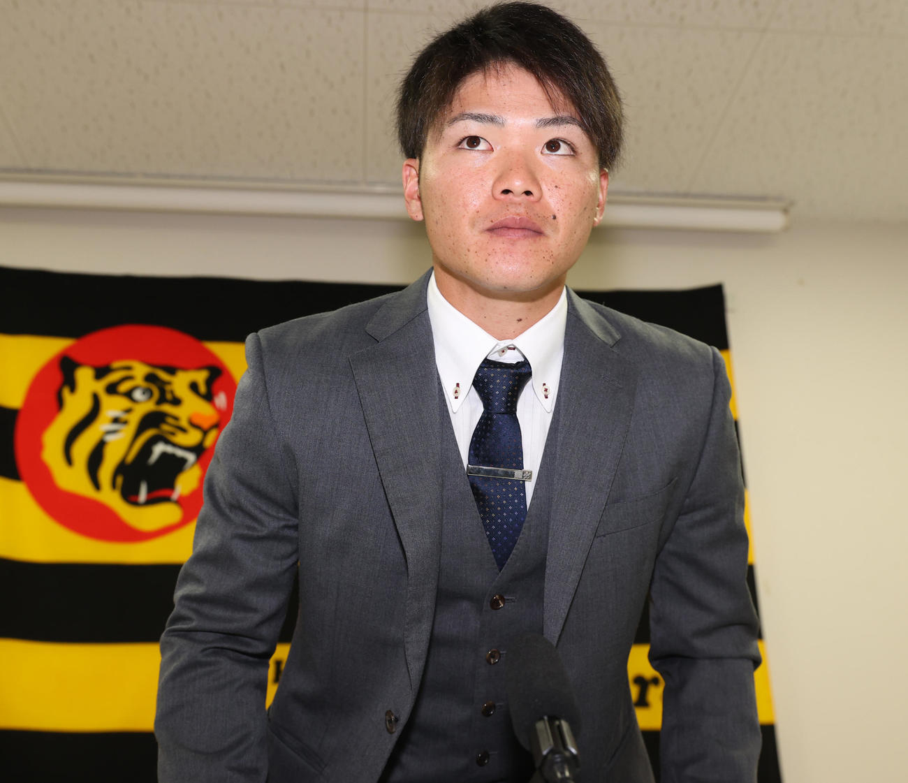 契約更改を終え会見に臨む阪神小野寺（代表撮影）