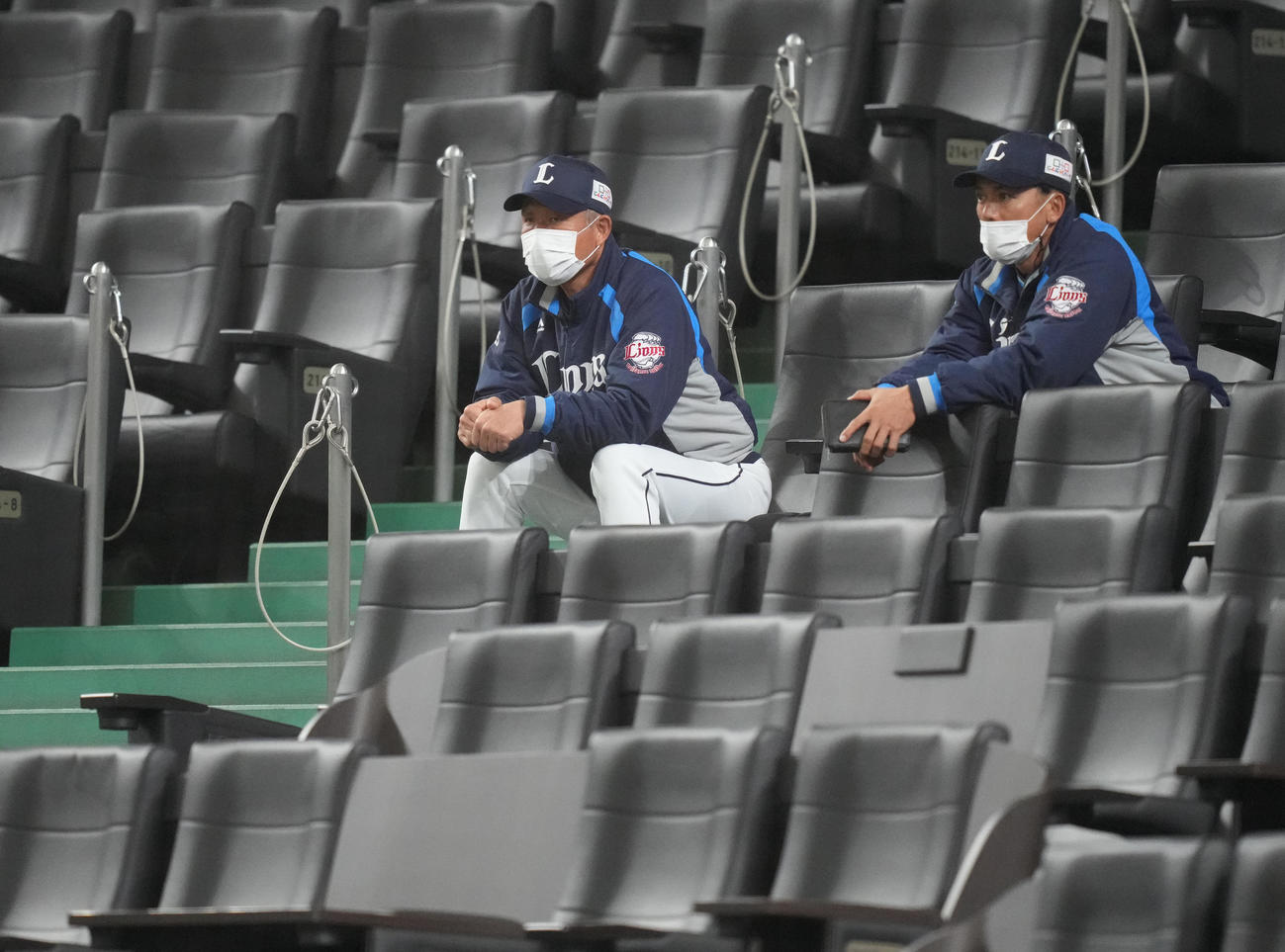 西武辻監督（左）と松井ヘッドコーチ（2021年11月9日撮影）