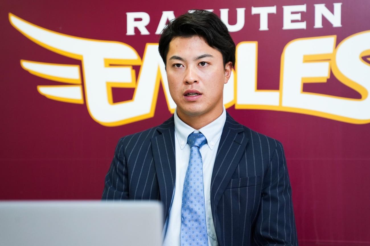 契約更改を終え会見に臨む楽天渡辺佳（楽天野球団提供）