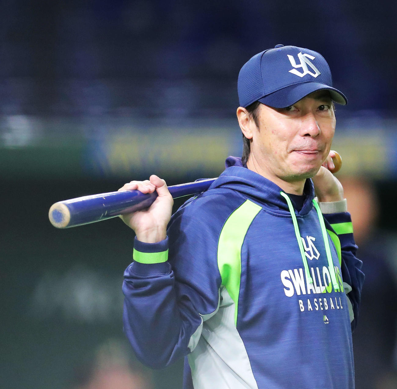 ヤクルト対オリックス　試合前練習を見るヤクルト高津監督（撮影・河田真司）