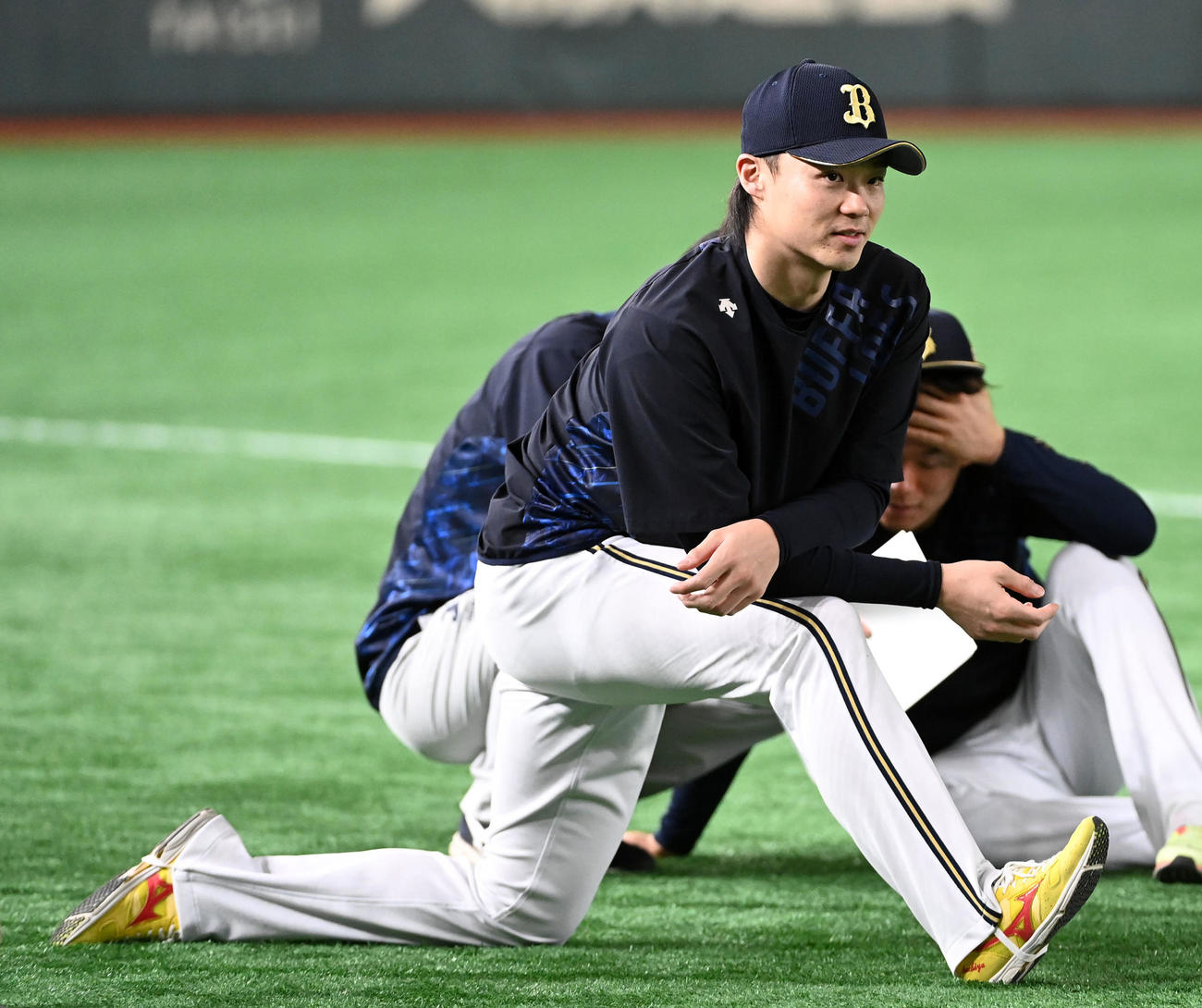 ヤクルト対オリックス　練習で笑顔を見せる山崎福（撮影・前岡正明）
