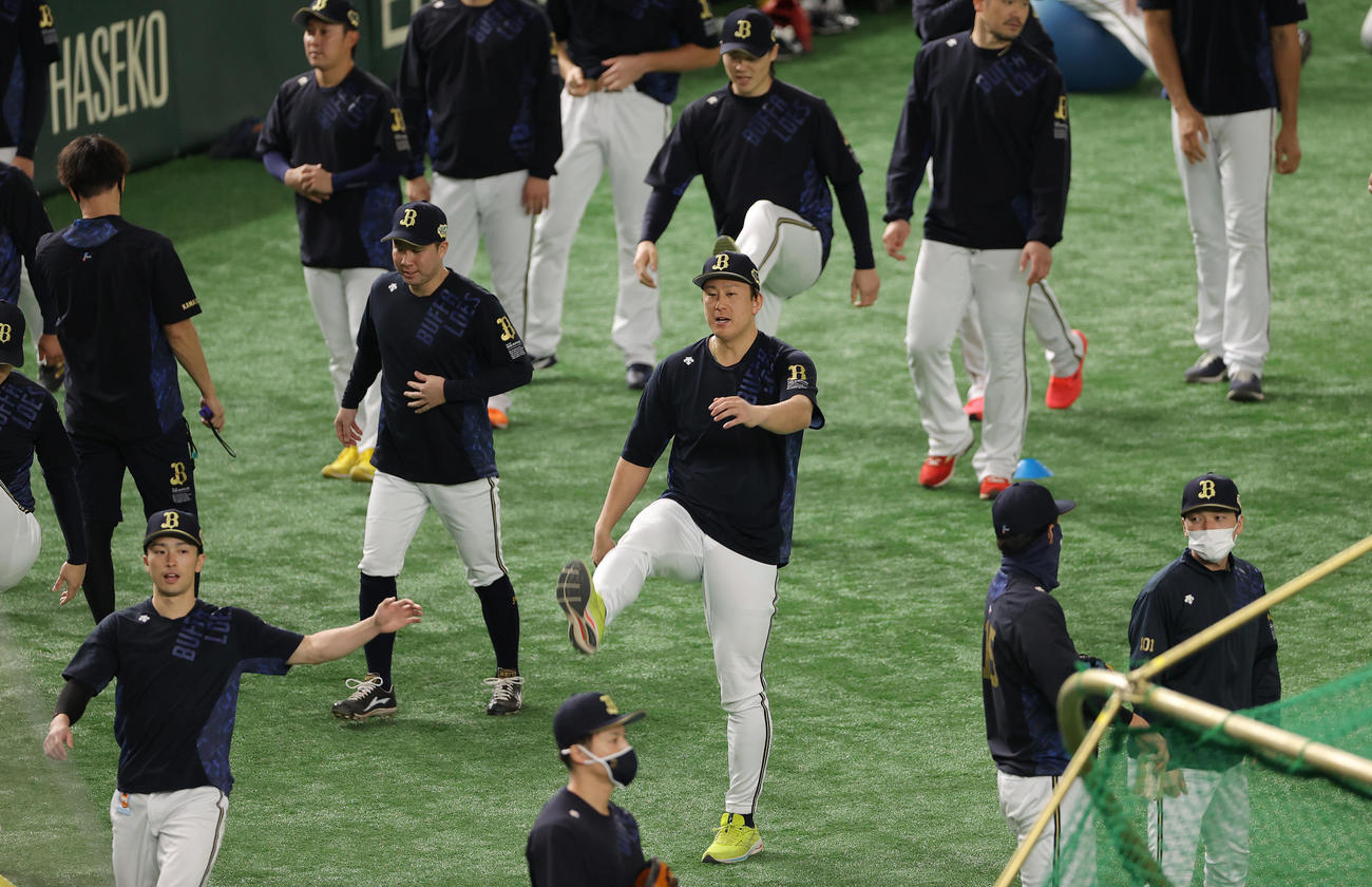 ヤクルト対オリックス　ウオーミングアップする杉本（中央）らオリックスナイン（撮影・前田充）
