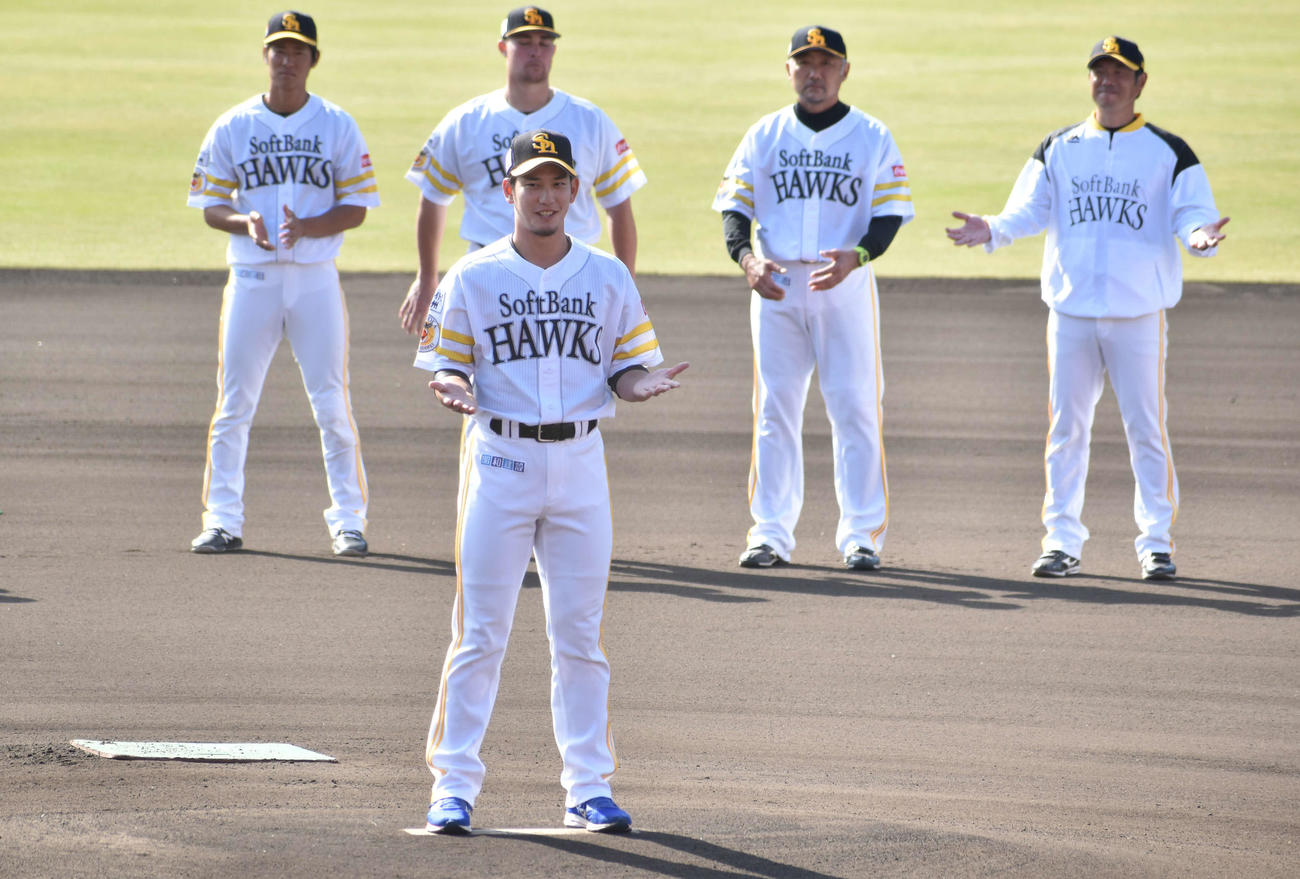 宮崎秋季キャンプを打ち上げ、一本締めを行うソフトバンク栗原ら（撮影・只松憲）
