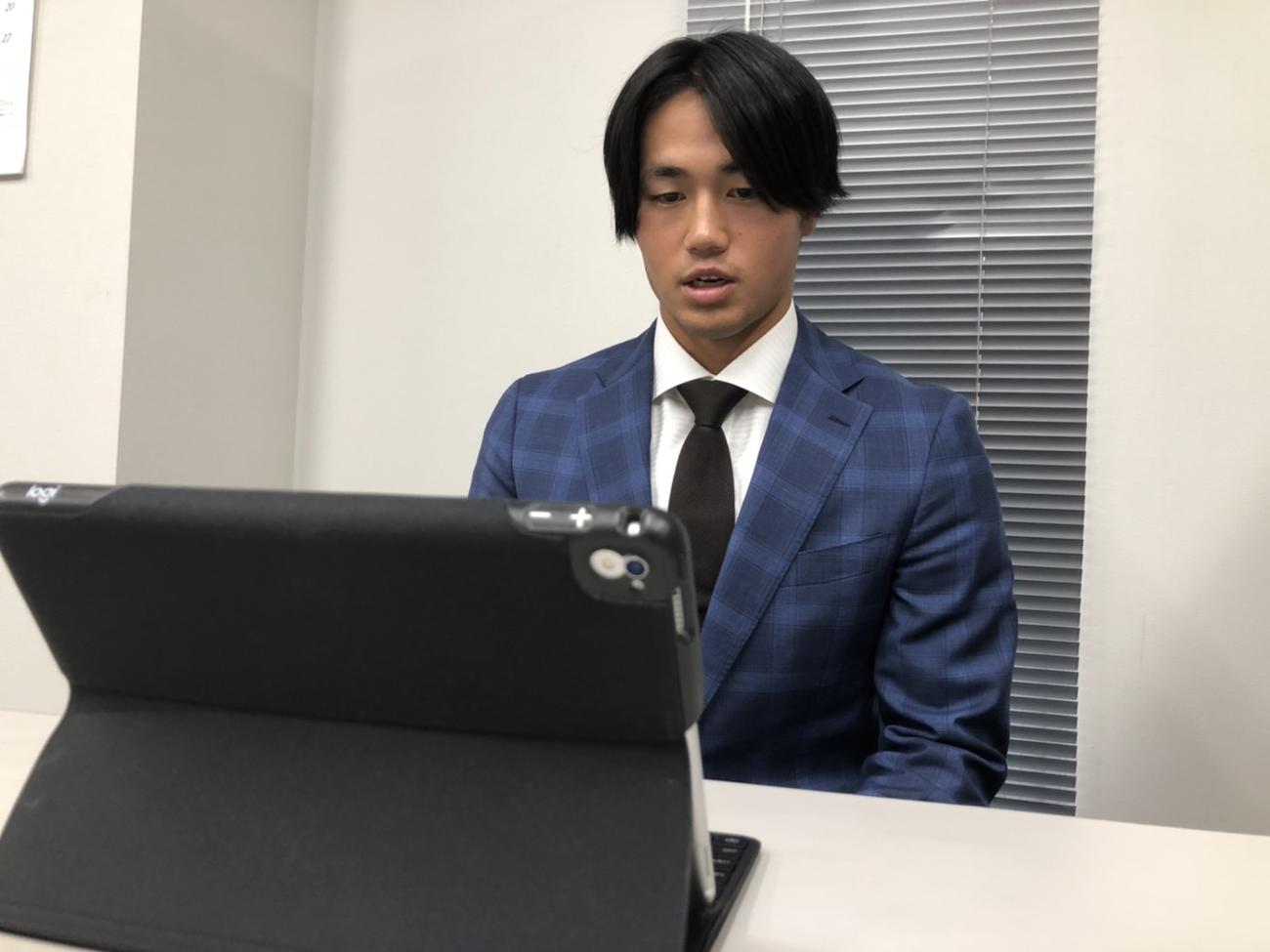 契約更改交渉を終え、オンライン取材に応じる日本ハム細川（球団提供）