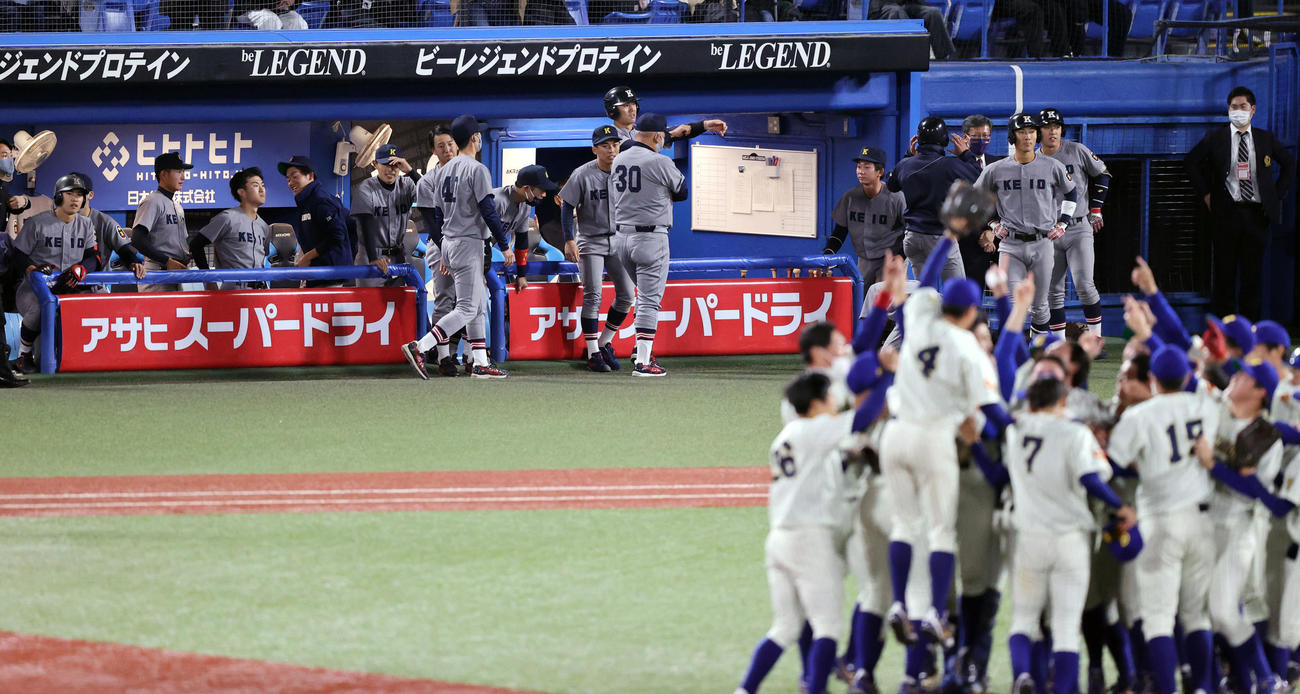 慶大対中央学院大　優勝を逃し、マウンドで喜びを爆発させる中央学院大ナインを見つめる慶大ナイン（撮影・浅見桂子）
