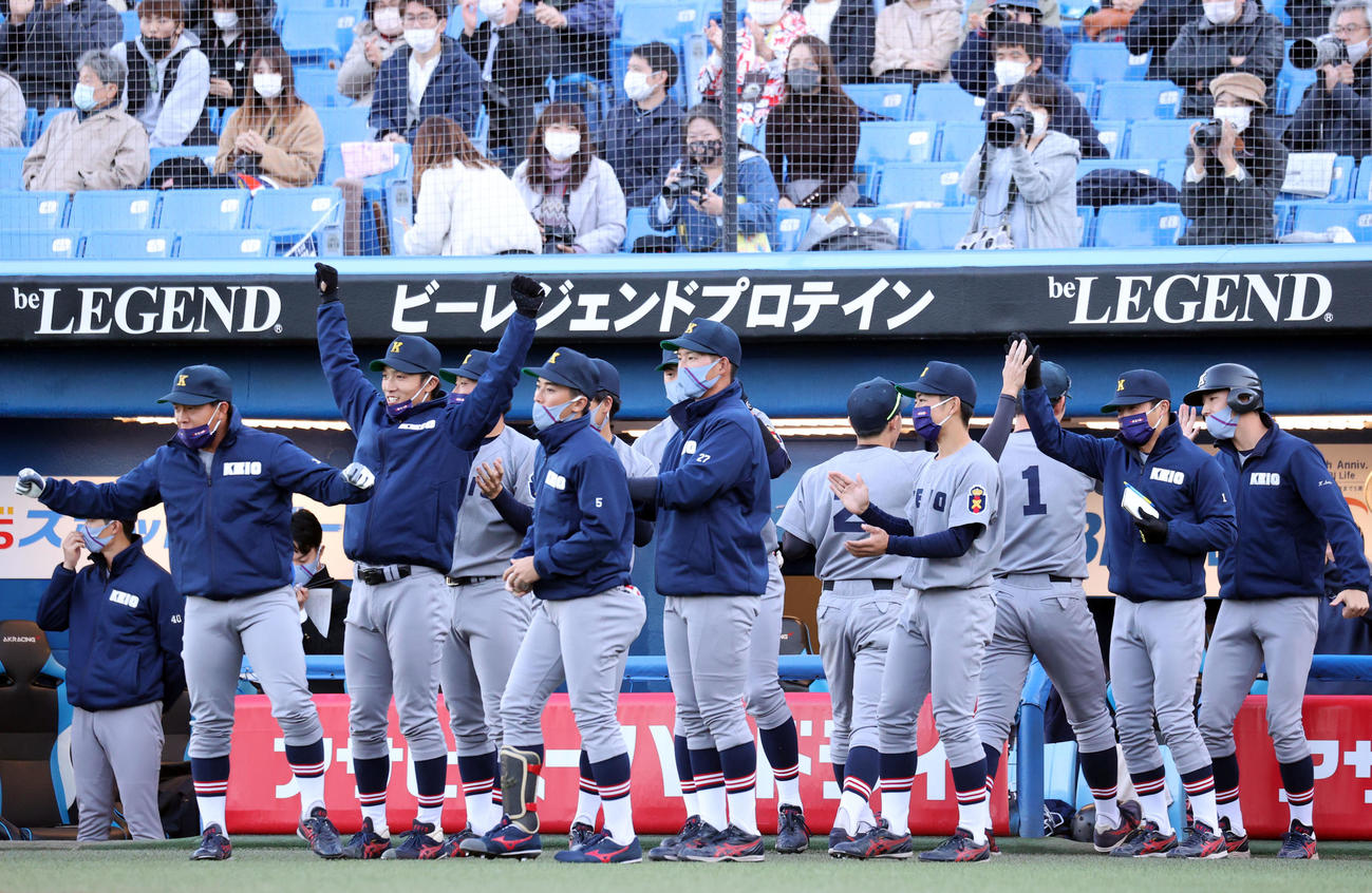 慶大対中央学院大　5回裏中央学院大2死一塁、下山を右飛に仕留め喜ぶ慶大ベンチ（撮影・浅見桂子）