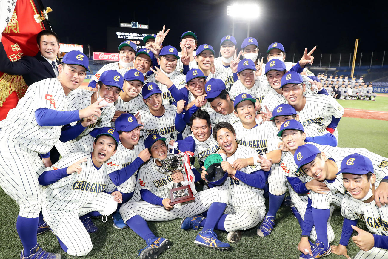 慶大対中央学院大　初優勝を決めた中央学院大ナインは集合写真で喜びを爆発させる（撮影・浅見桂子）