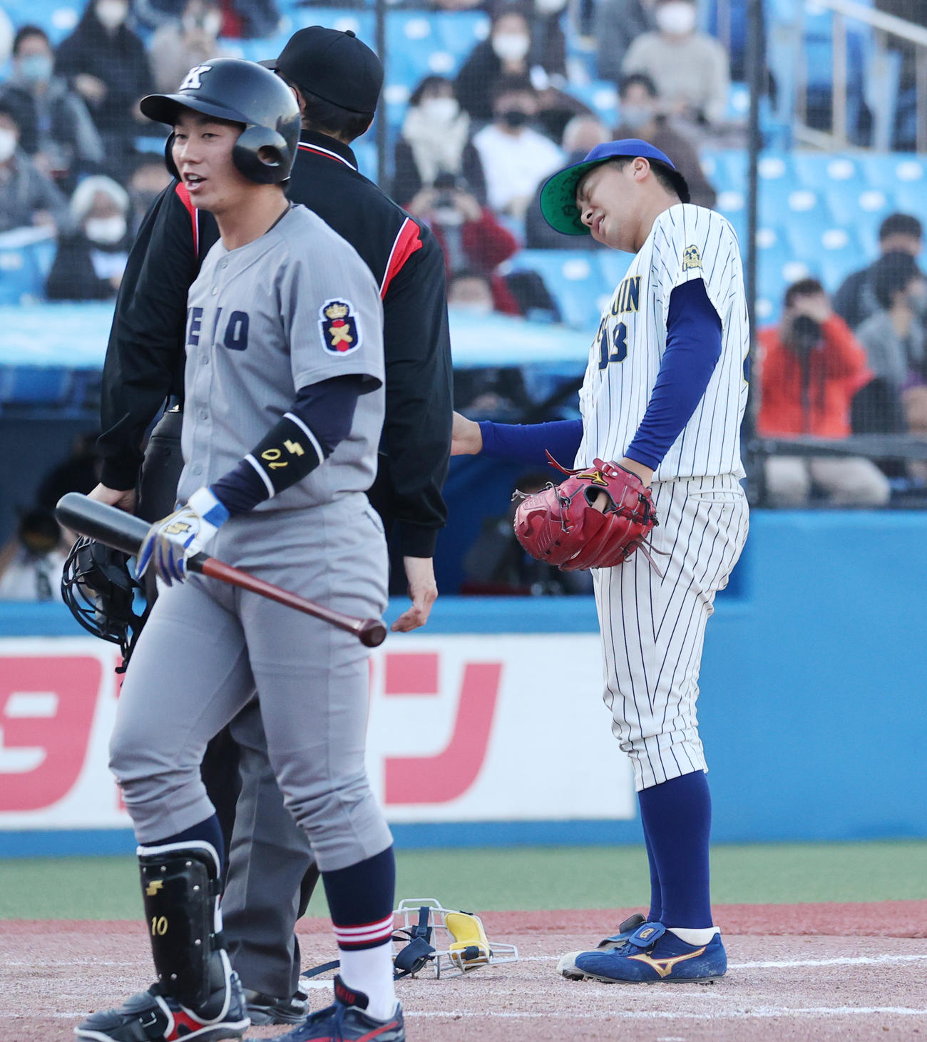 明治神宮大会　慶大対中央学院大　5回表慶大2死三塁、暴投で失点しがっくりす古田島（撮影・野上伸悟）