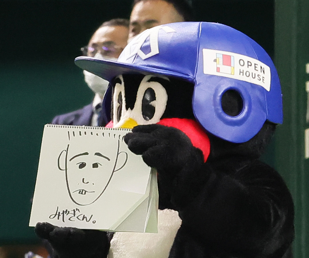試合前、今日のひと言でオリックス宮城の似顔絵を披露するヤクルトのつば九郎（撮影・足立雅史）