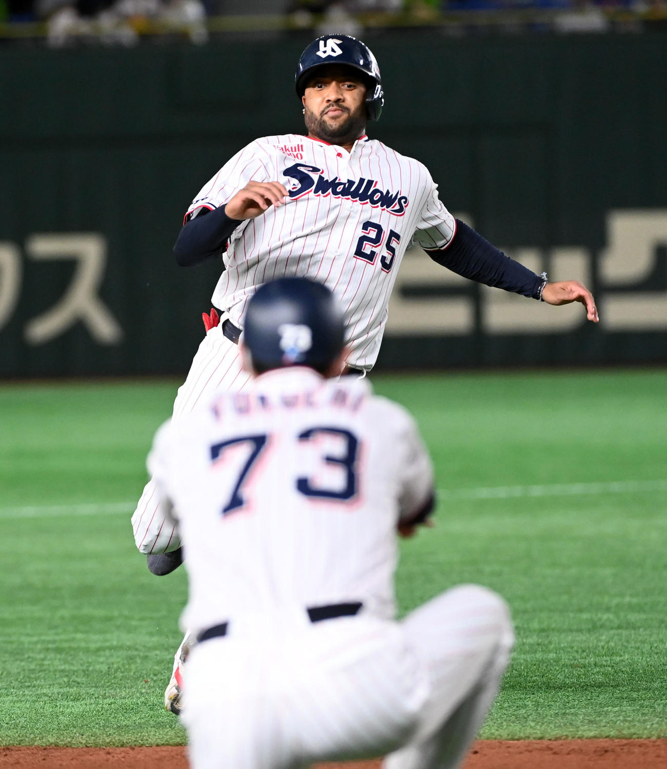 ヤクルト対オリックス　2回裏ヤクルト無死一塁、中村の左前打で三塁へ進むサンタナ（撮影・前岡正明）