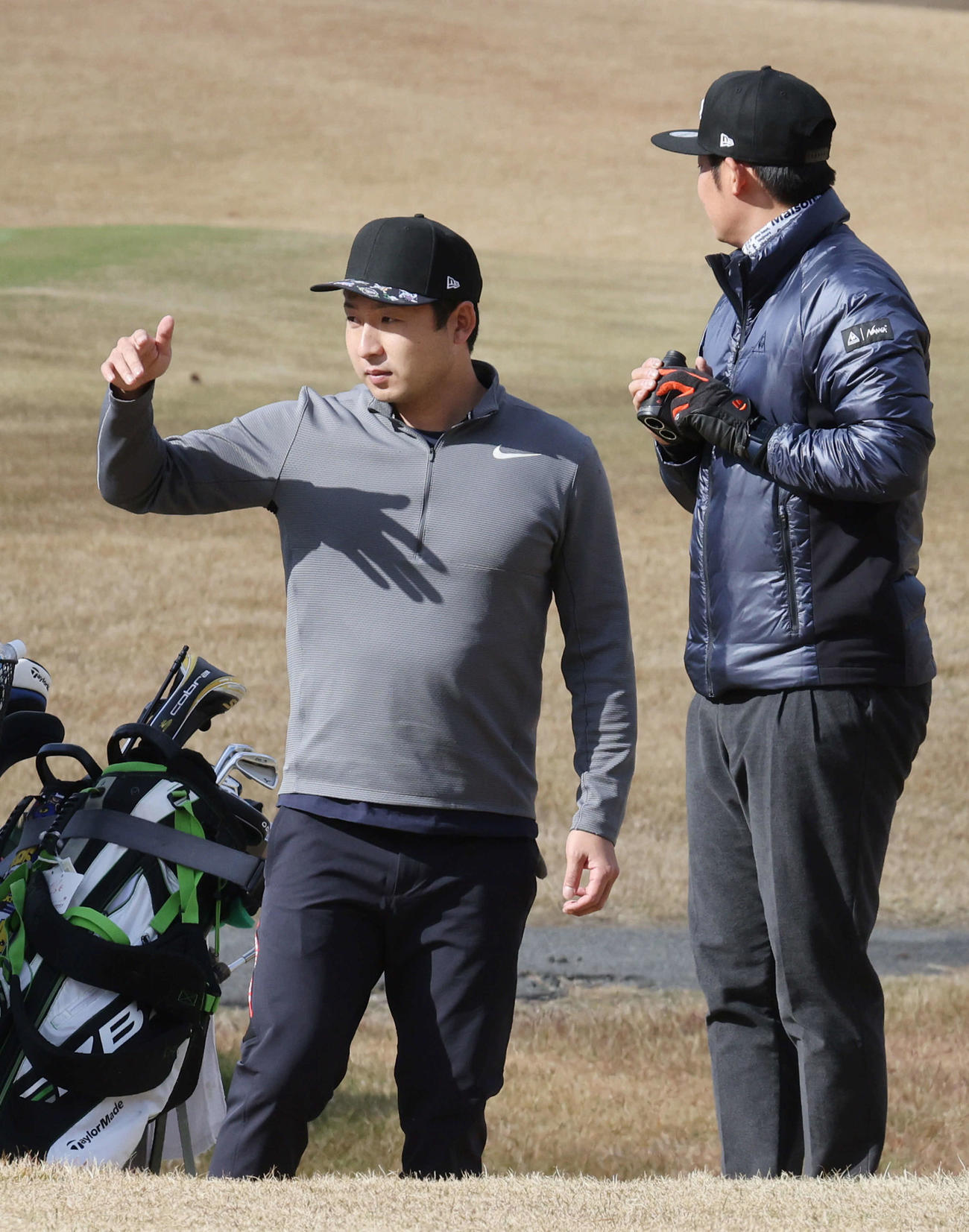 広島選手会ゴルフ　戦力外となった今村。右は一岡（撮影・加藤孝規）
