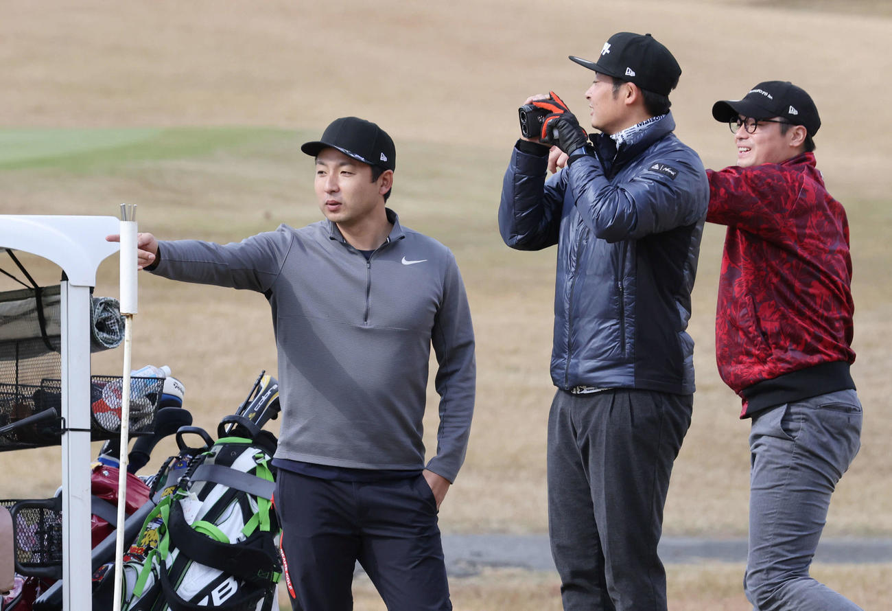 広島選手会ゴルフ　戦力外となった今村。中央は一岡。右は戸田（撮影・加藤孝規）