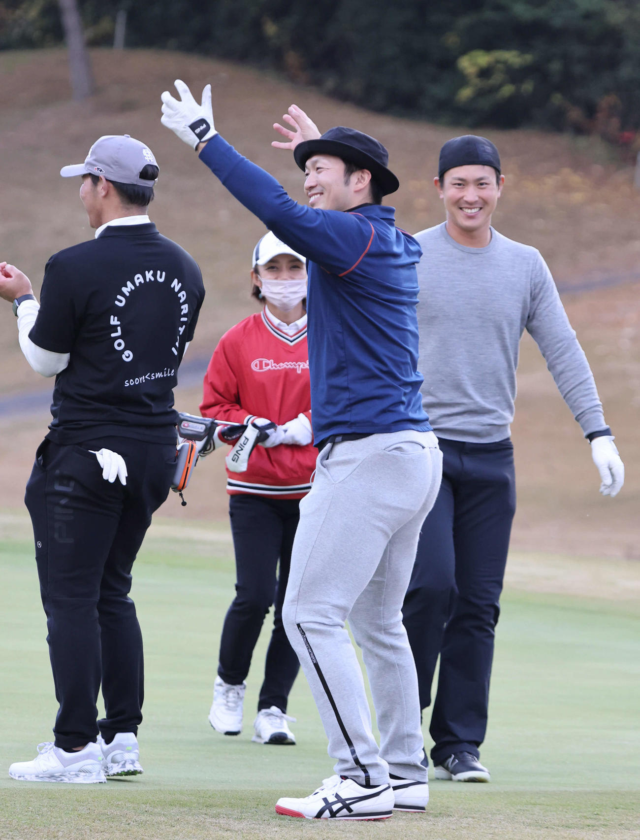 広島選手会ゴルフ　踊り始める鈴木誠也（中央）。右は堂林翔太。左は坂倉将吾（撮影・加藤孝規）