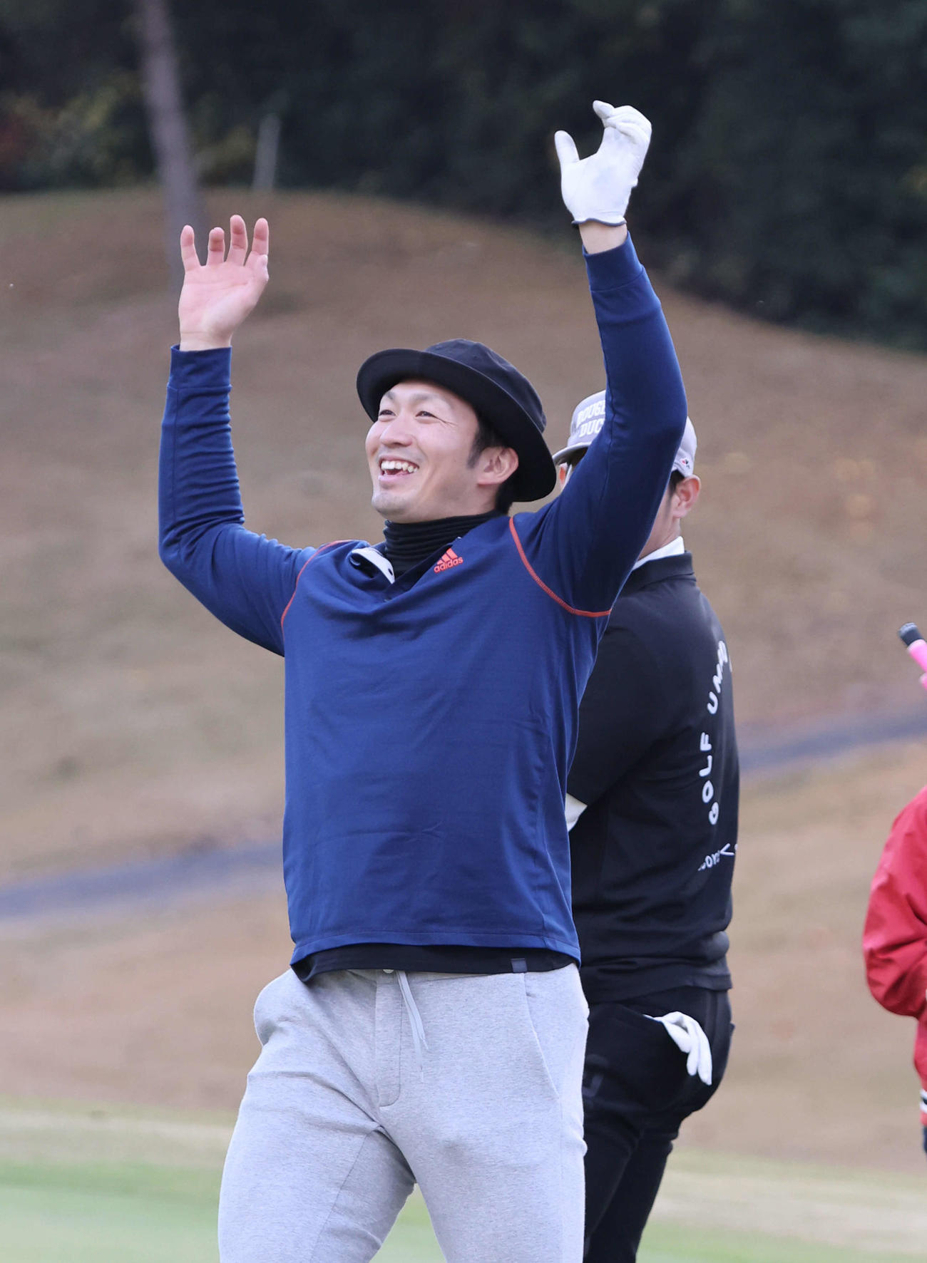 広島選手会ゴルフ　踊り始める鈴木誠也（撮影・加藤孝規）